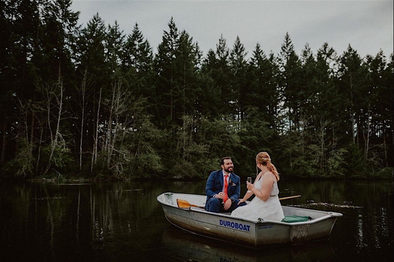 Couple on a boat in Lakedale Resort
