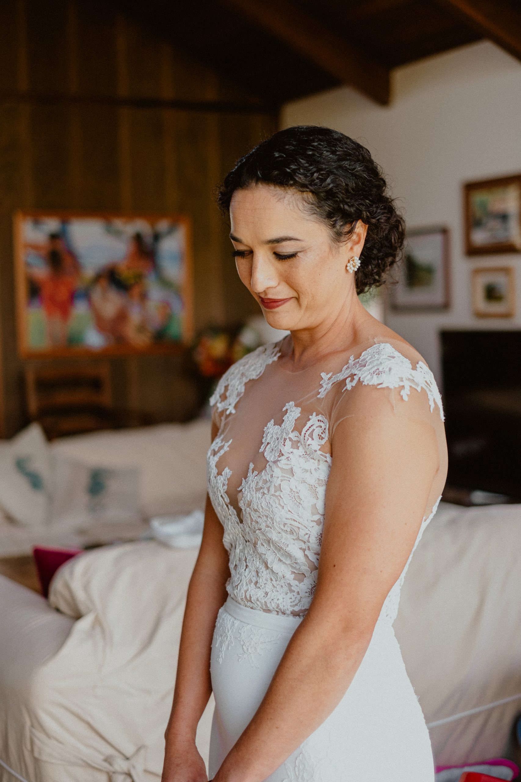 Bride getting ready on Fall wedding day on Big Island photography inspiration 