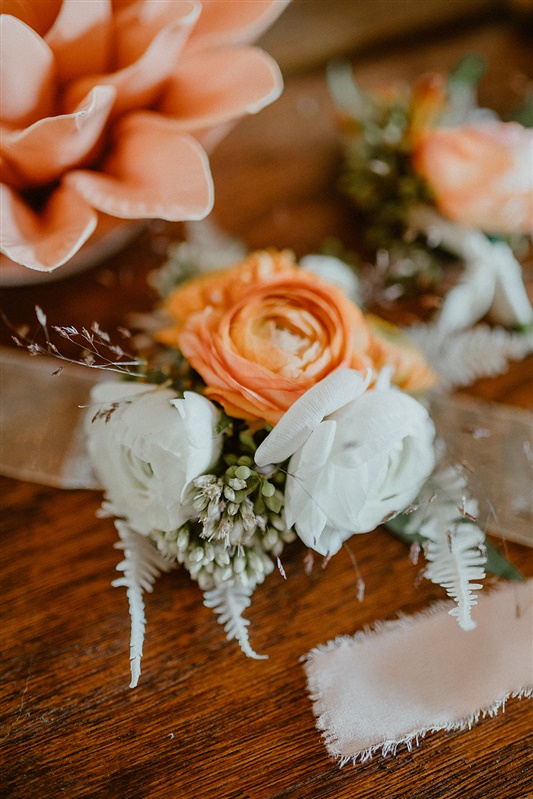 Grooms boutinneres of orange and white roses and fall colors for Fall PNW elopement inspiration photography | Sun River Elopement, Destination Elopement Photographer, Smith Rock Elopement Inspiration, Oregon Elopement ideas, PNW Fall Wedding Inspiration, Fall Outdoor Wedding Ideas,Fall Wedding Inspiration, PNW Outdoor Wedding Ideas | chelseaabril.com